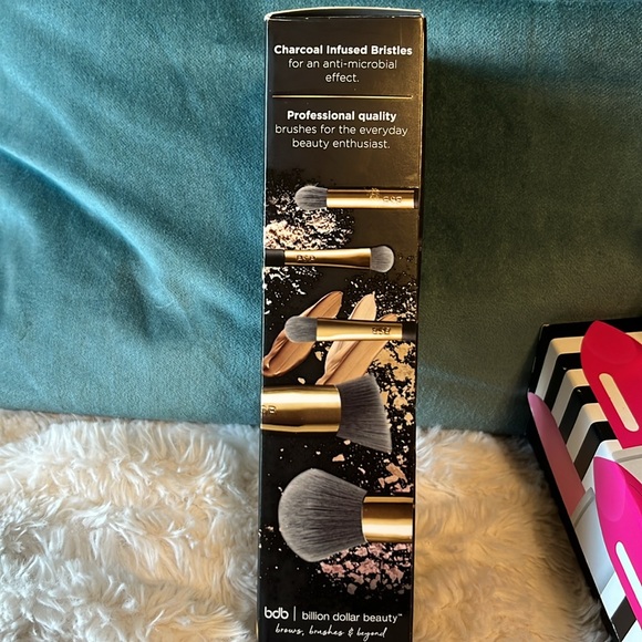 “That’s so Betty” BettyBoop x Ipsy 
Eyeshadow Palette & dbd 5 Brush Set - Picture 10 of 11